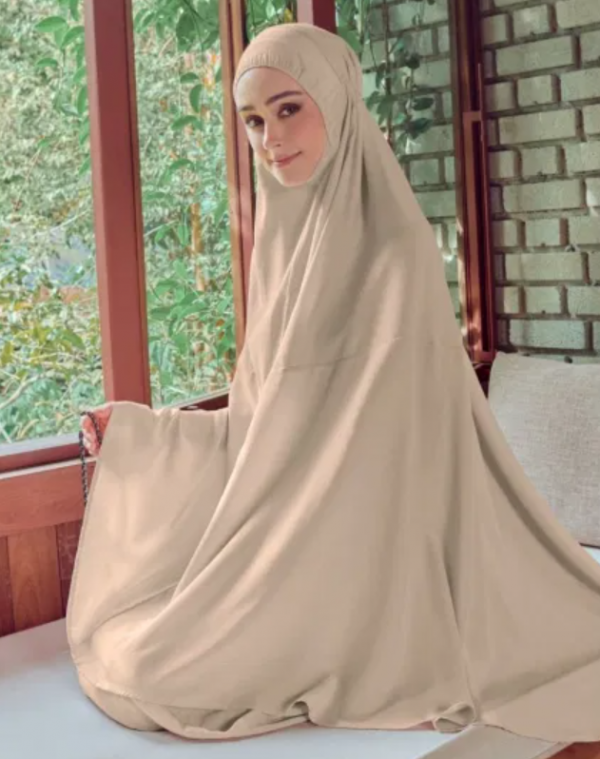 Gamis dengan kain satin yang lembut